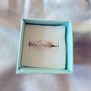 NWT Beautiful Dainty Crystal Flower Ring